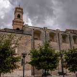 Usciamo dalla chiesa matrice fiancheggiandone il lato sinistro, quello che insiste su piazza Papa Leone XIII